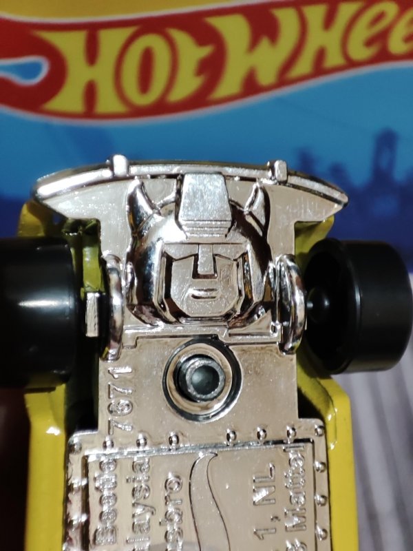 Hot-Wheels-Transformers-G1-Bumblebee-Car-04.jpg