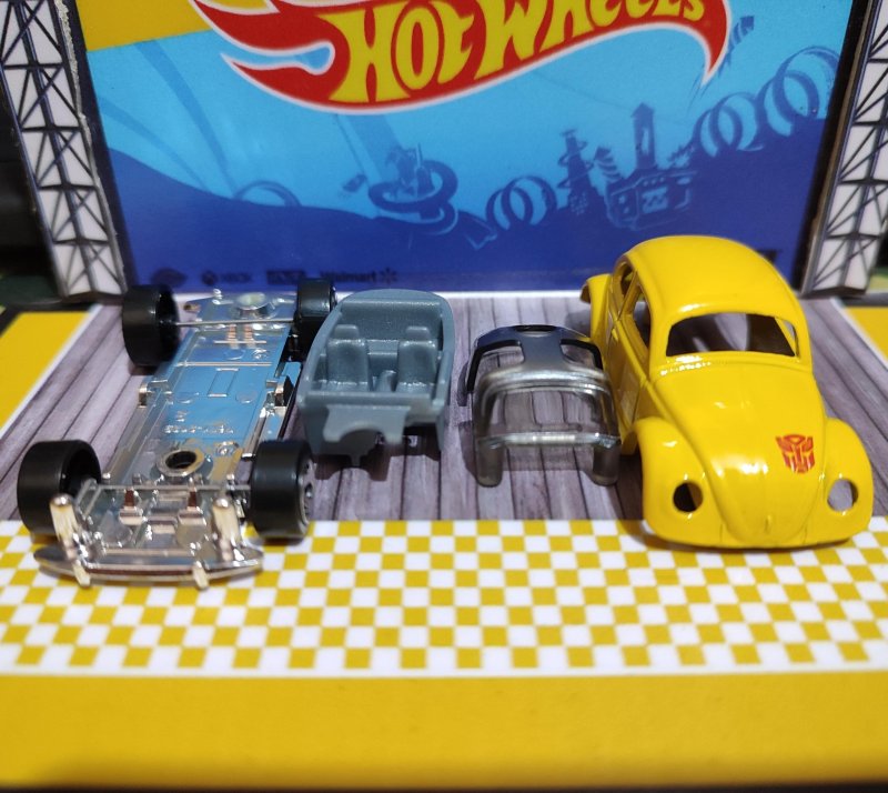 Hot-Wheels-Transformers-G1-Bumblebee-Car-05.jpg
