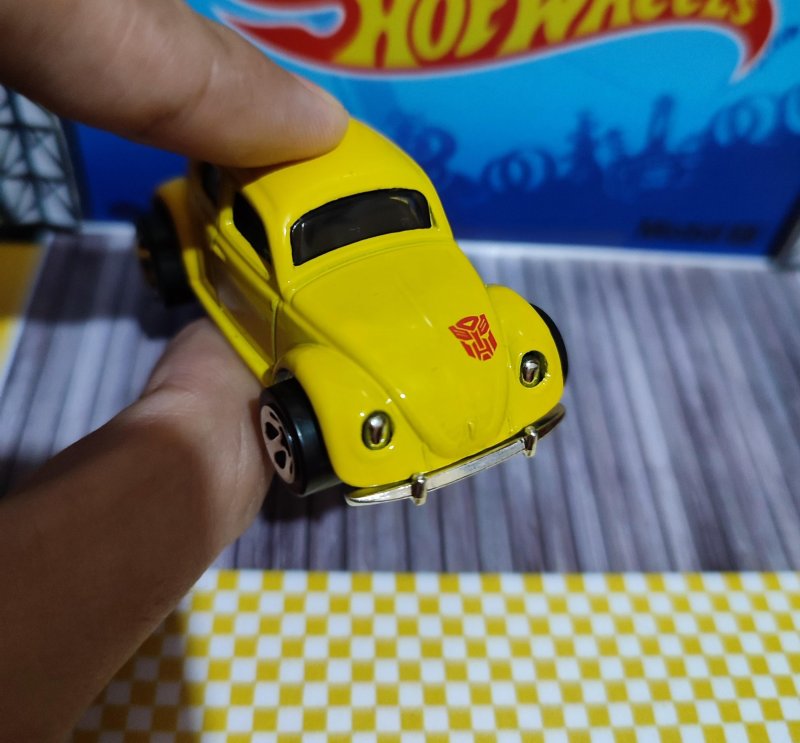 Hot-Wheels-Transformers-G1-Bumblebee-Car-06.jpg