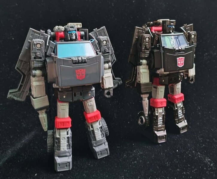 Image of Autobot Trailbreaker In-Hand from Transformers Generations Buzzworthy (16a)__scaled_600.jpg