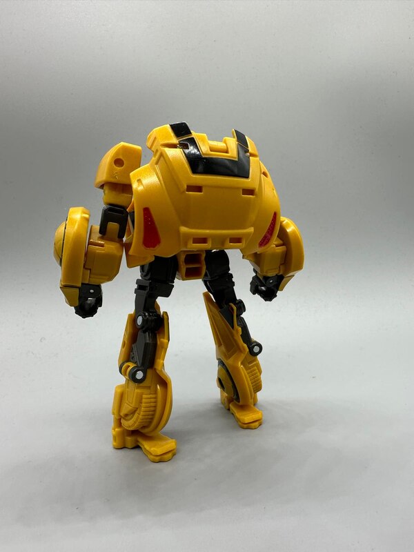 Image of Gamer 01 Bumblebee Deluxe Class from Transformers Studio Series (13)__scaled_600.jpg