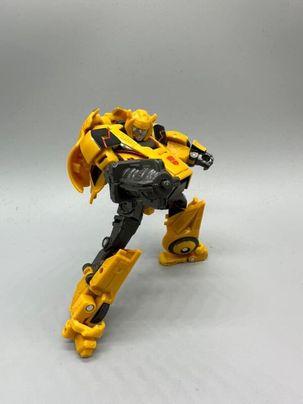 Image of Gamer 01 Bumblebee Deluxe Class from Transformers Studio Series (16)__scaled_600.jpg