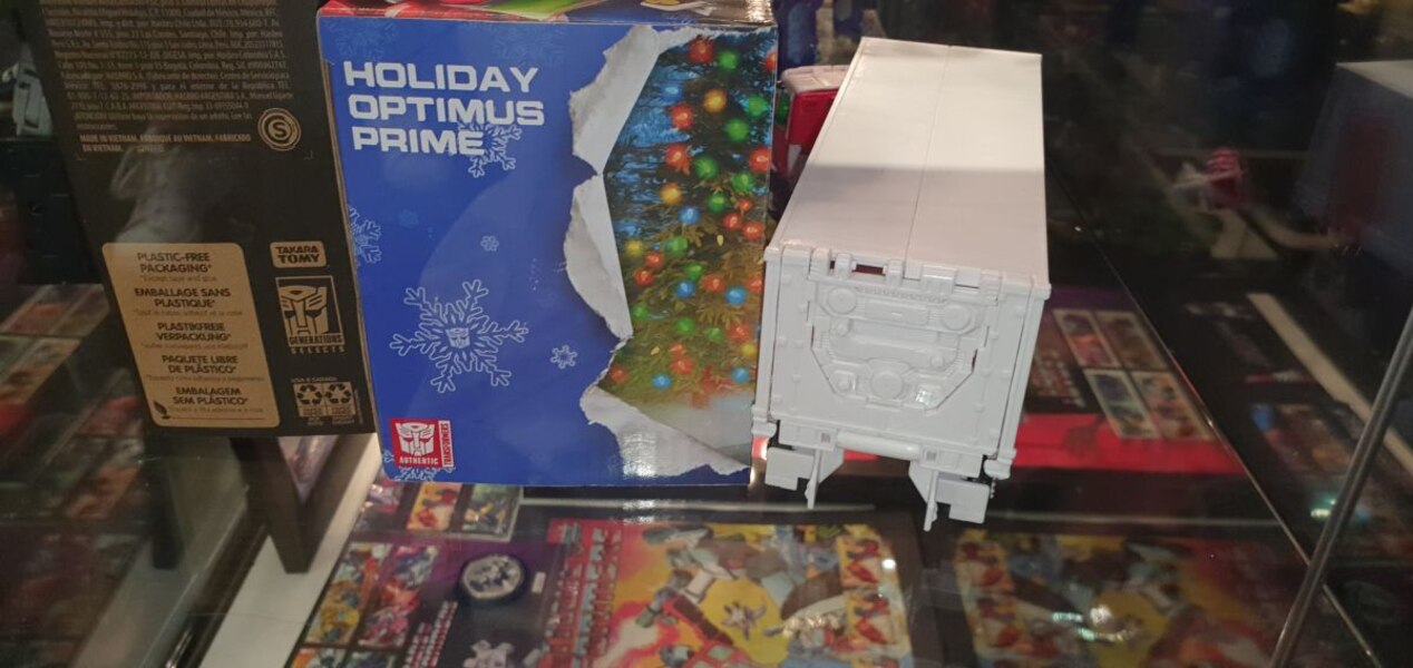 Image of Transformers Holiday Optimus Prime from MCM London 2022 (5)__scaled_600.jpg