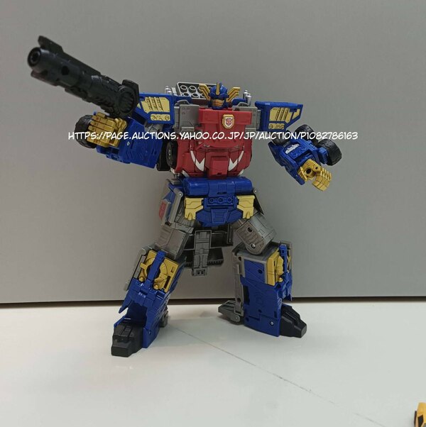 Legacy Evolution Armada Optimus Prime Super Mode In-hand Image - Combines with Overload__scale...jpg