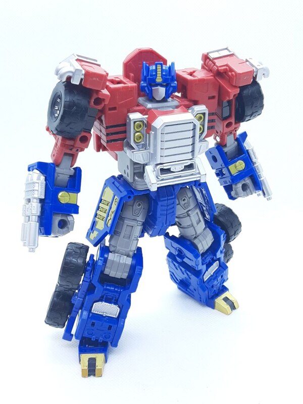 New In-Hand Images of Legacy Evolution Commander Armada Optimus Prime (14)__scaled_600.jpg