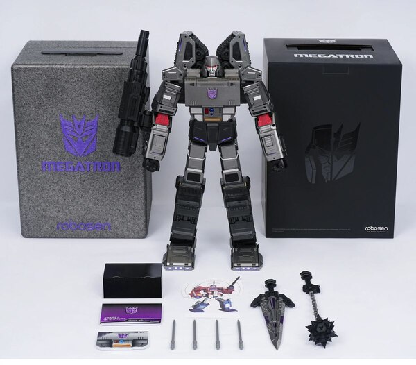 Transformers Megatron Auto-Converting Robot Flagship Official Images (11)__scaled_600.jpg