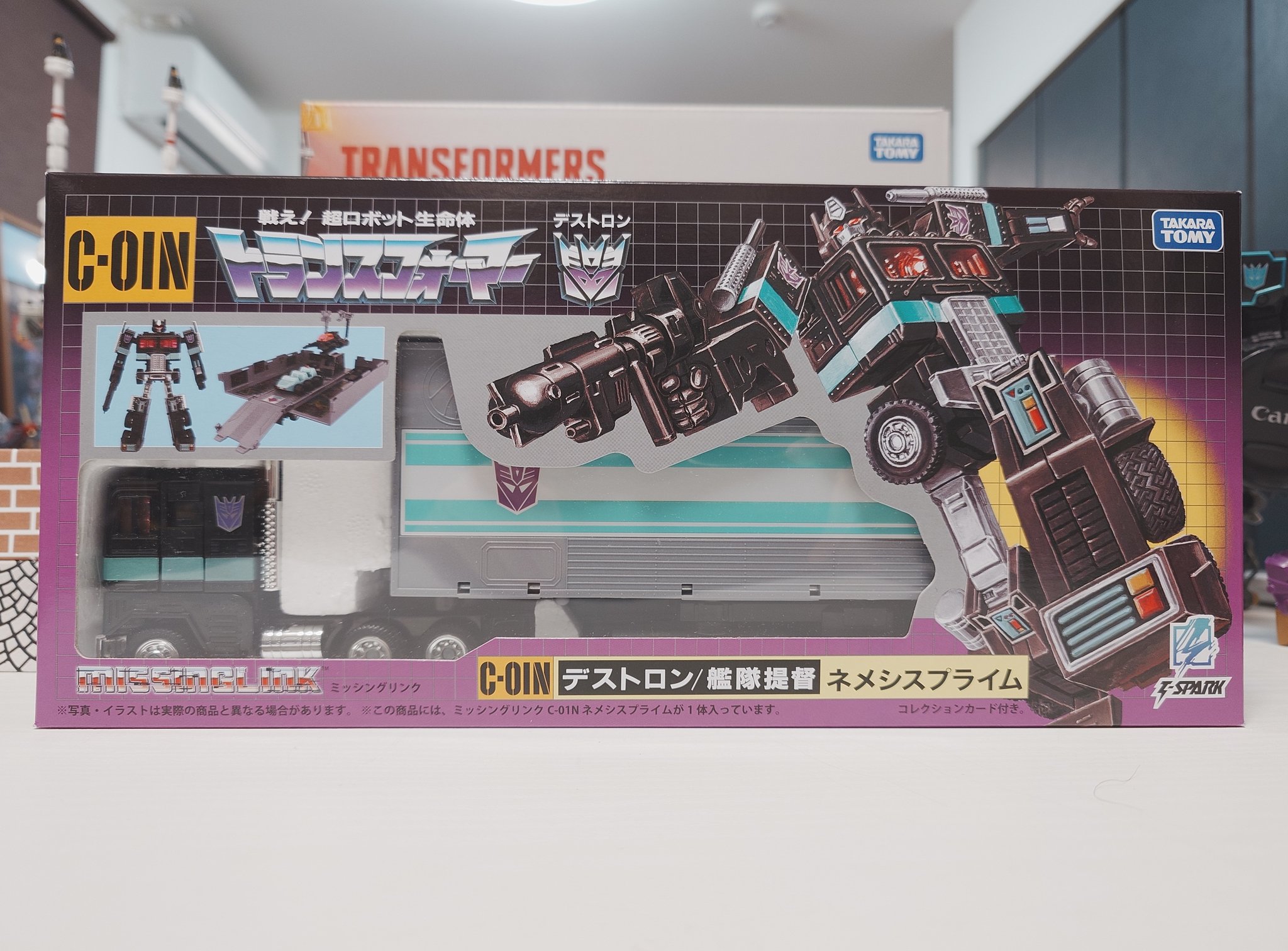 c01n-nemesis-prime-in-hand-of-transformer-missing-link-release-(11).jpg