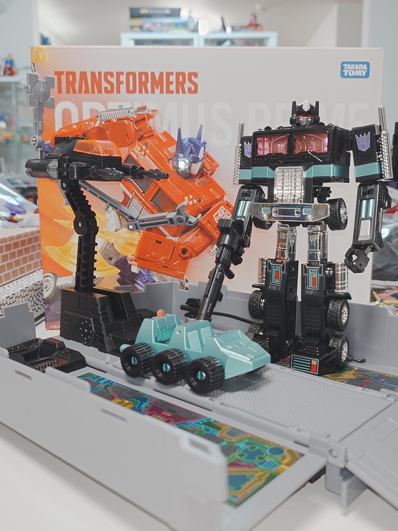 c01n-nemesis-prime-in-hand-of-transformer-missing-link-release-(34).jpg