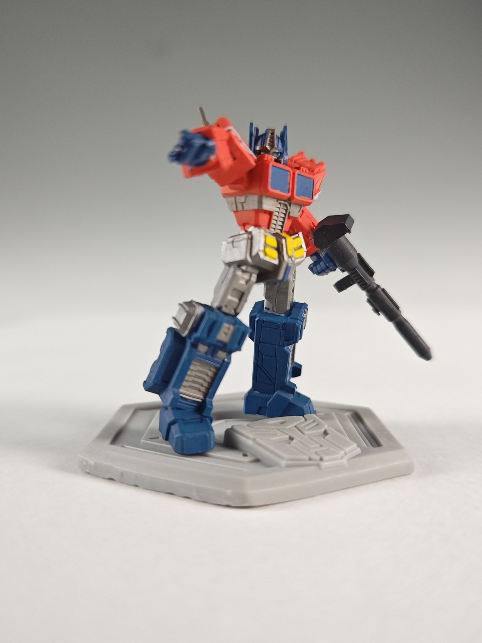 ehobby-optimus-prime-garage-kit-official-reveal-unpainted-figurines-(13).jpg