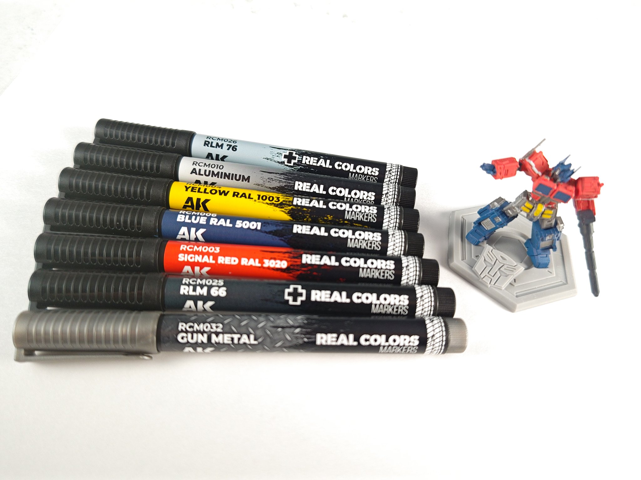ehobby-optimus-prime-garage-kit-official-reveal-unpainted-figurines-(14).jpg