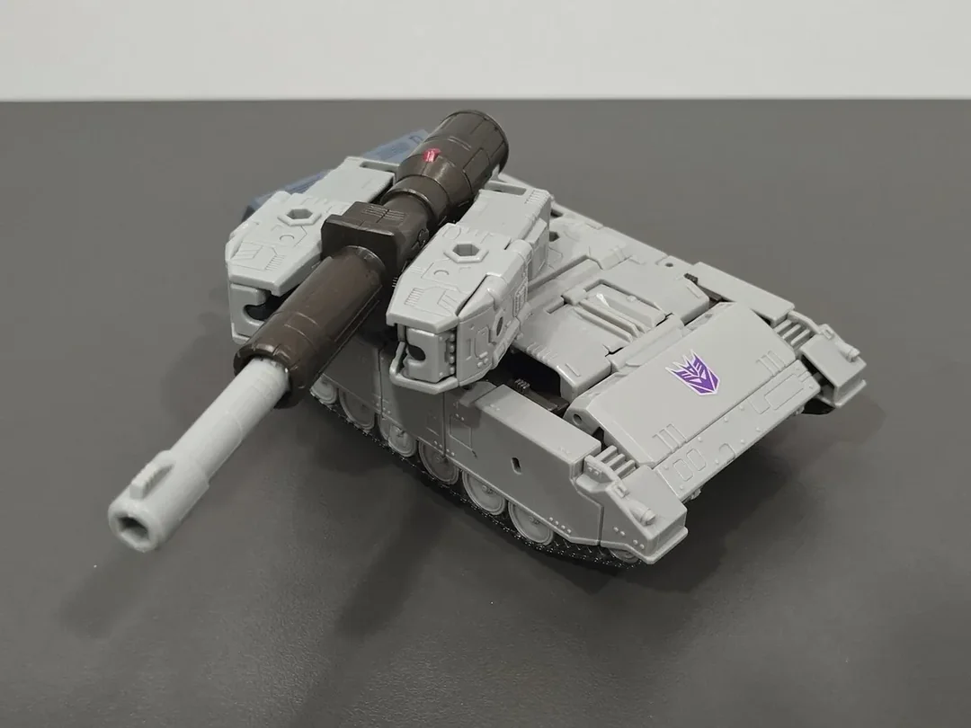 in-hand-photos-of-the-leaked-copy-of-studio-series-86-v0-0no2gi8mk84f1.png