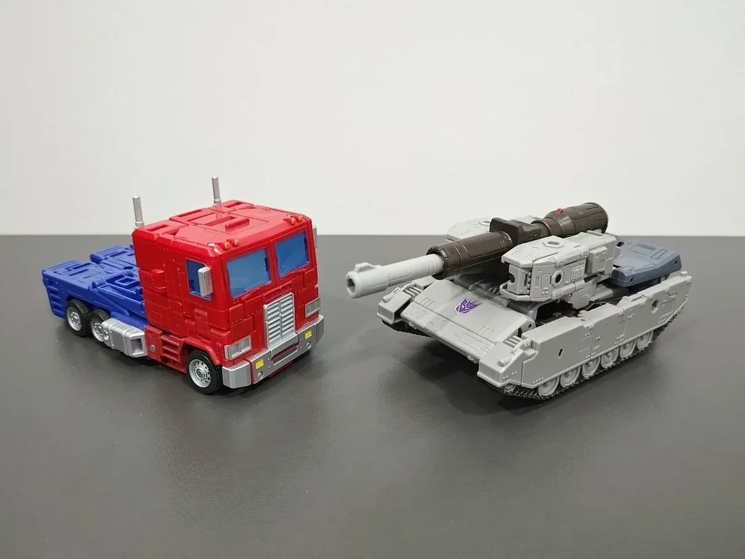 in-hand-photos-of-the-leaked-copy-of-studio-series-86-v0-1txaclimk84f1.png