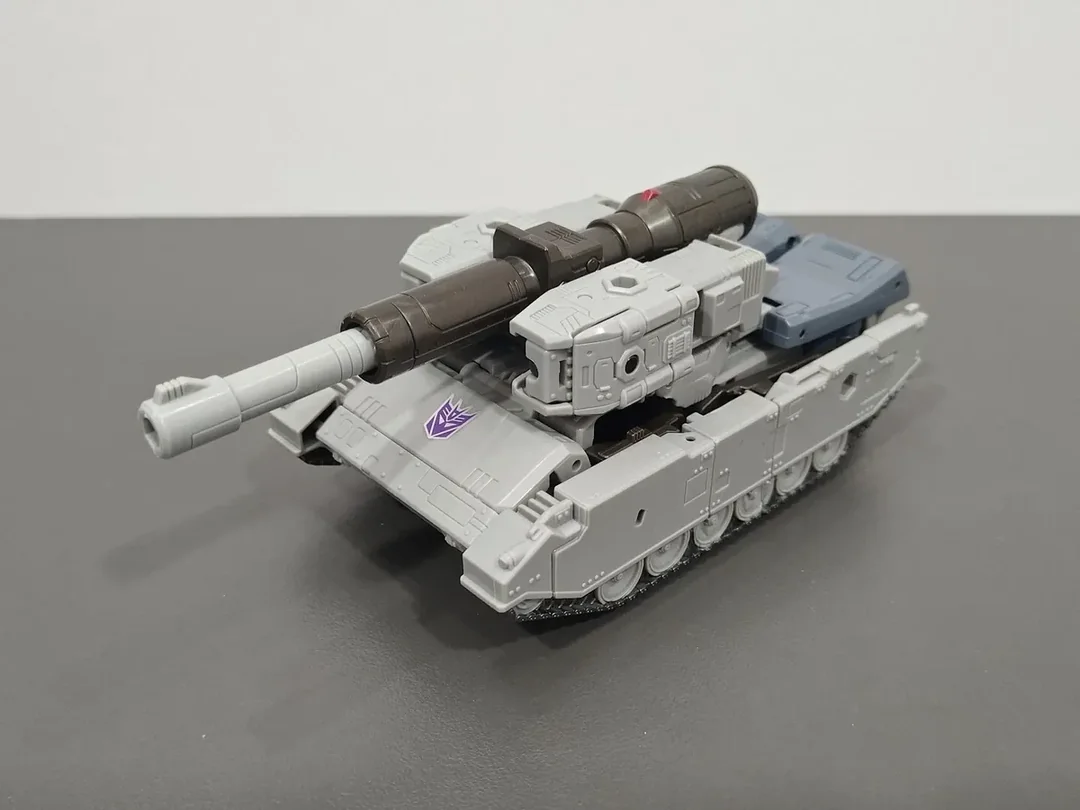 in-hand-photos-of-the-leaked-copy-of-studio-series-86-v0-3zkpv63mk84f1.png