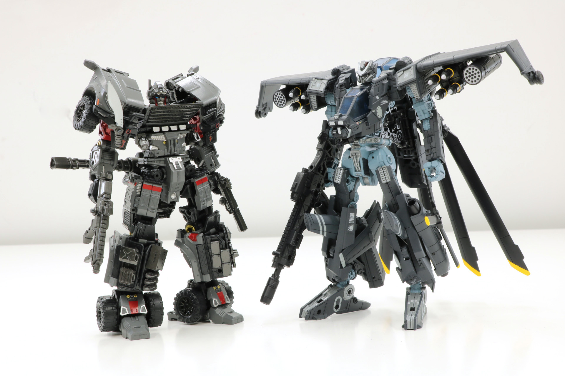 overgear-interview-with-takara-tomy-with-in-hand-of-og01-ironhide-og02-blackout-(11).jpg