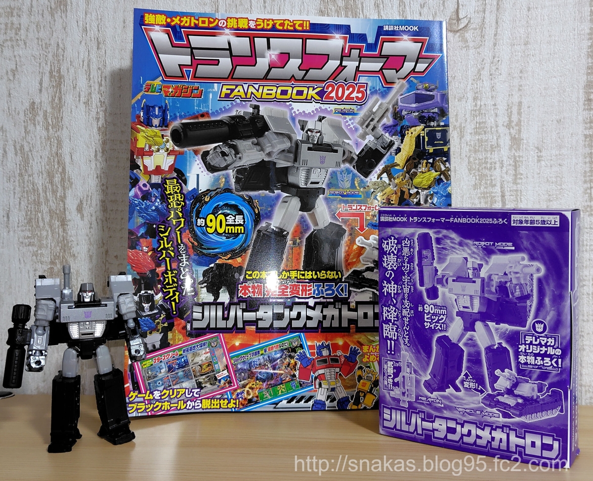 silver-tank-megatron-in-hand-of-kodanshas-transformers-fanbook-2025-exclusive-(11).jpg