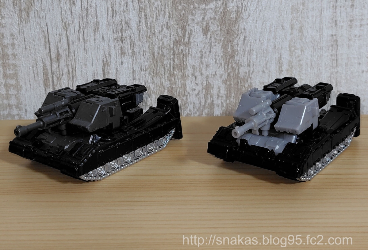 silver-tank-megatron-in-hand-of-kodanshas-transformers-fanbook-2025-exclusive-(18).jpg