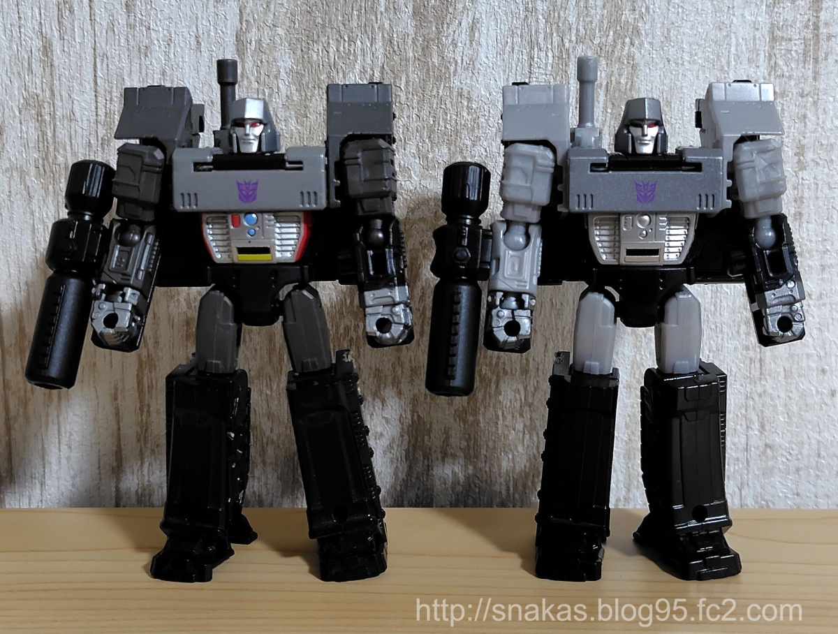 silver-tank-megatron-in-hand-of-kodanshas-transformers-fanbook-2025-exclusive-(19).jpg