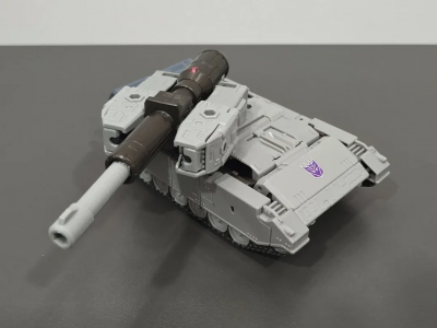 in-hand-photos-of-the-leaked-copy-of-studio-series-86-v0-0no2gi8mk84f1.png