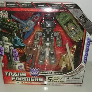 transformer_universe_bruticus_maximus_1468938676_6aa731d6.jpg